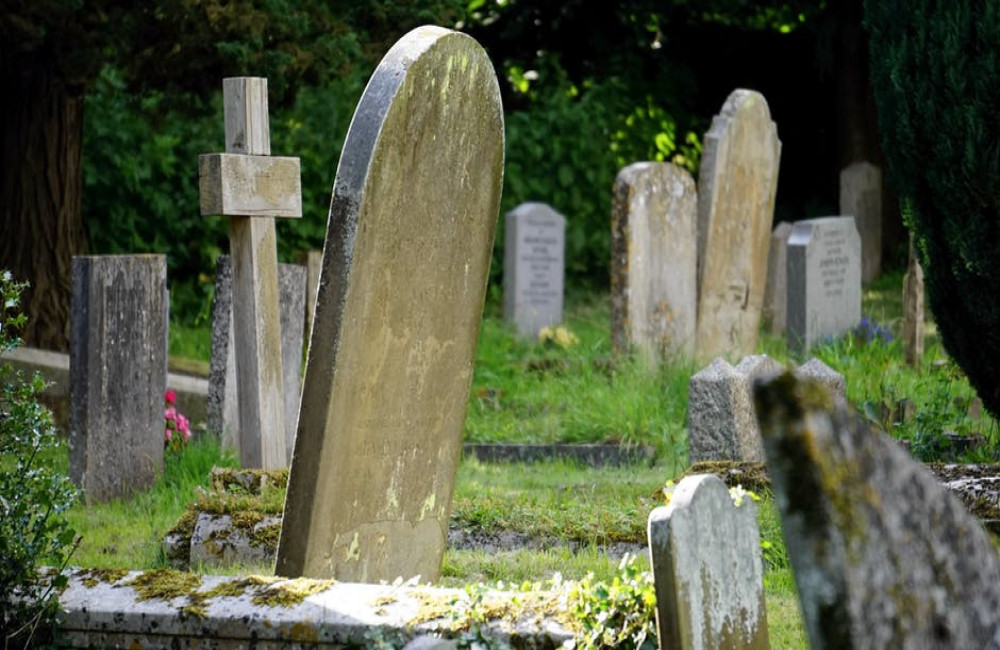 Wat trek je aan naar een begrafenis als vrouw? Stijlvol en respectvol gekleed gaan