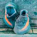 Hoe combineer je sneakers met een elegante outfit?