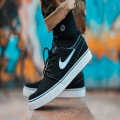 Hoe combineer je sneakers met een jurk voor een casual maar stijlvolle look