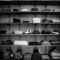 Wat is een capsule wardrobe en hoe stel je er zelf een samen?