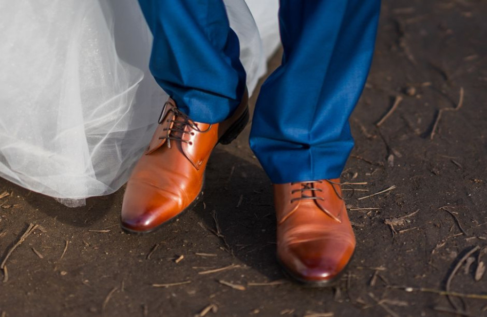 Welke schoenen draag je bij een linnen pak op een zomerse bruiloft?