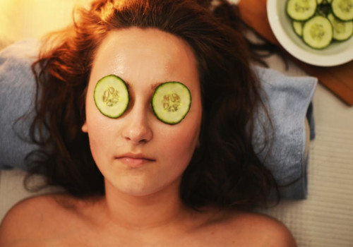 Waarom vrouwen komkommers op hun ogen leggen