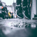 Hoe combineer je sneakers met een jurk voor een stijlvolle look?