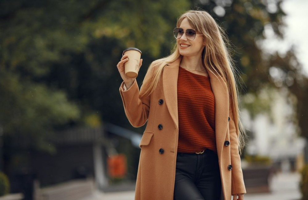 Hoe draag je een camelkleurige jas in oktober 2026 bij een lichte huid en donker haar