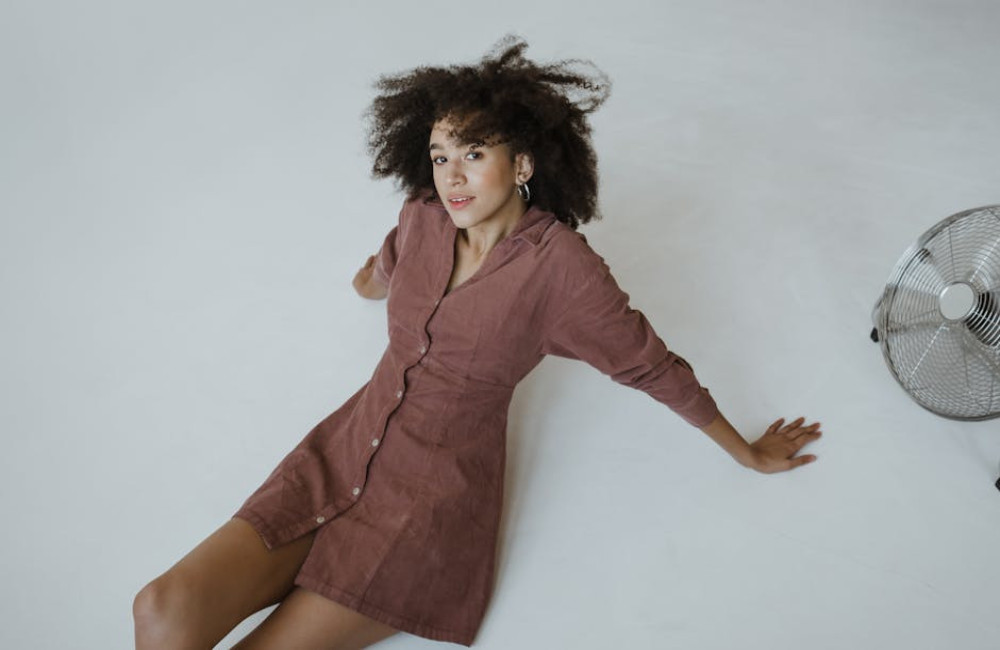 De modekleuren van dit seizoen en hoe je ze draagt