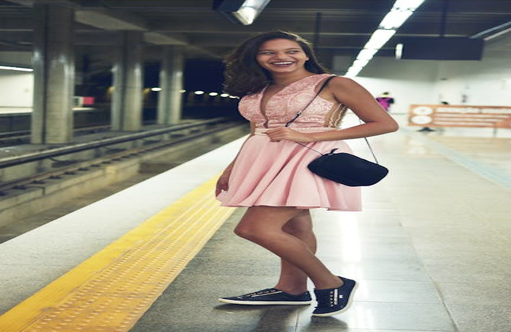 Hoe style je een midi rok als kleine vrouw zonder korter te lijken